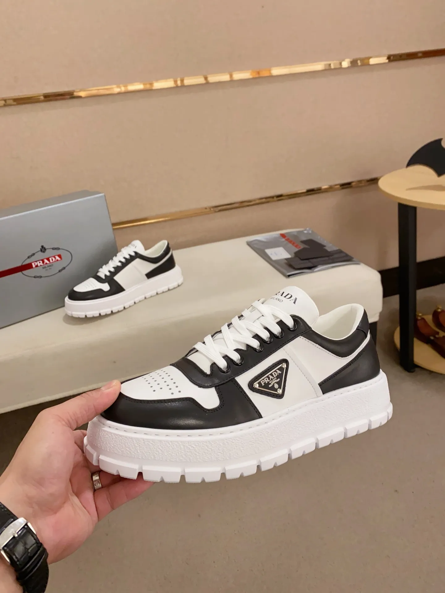 Men's shoes💰 620💰 ✔️✔️✔️Higher version High-quality new PRADA counters are launched simultaneously. The new men's shoes and 😘fabrics are selected from first-layer cowhide and are made by pure handicrafts. Lining: Full cowhide lining. 👍🏿 High-end ☄️ air-cushion molded anti-slip rubber outsole, exquisite lines, simple and elegant, comfortable and high-end for leisure travel. Code number: 38 to 44